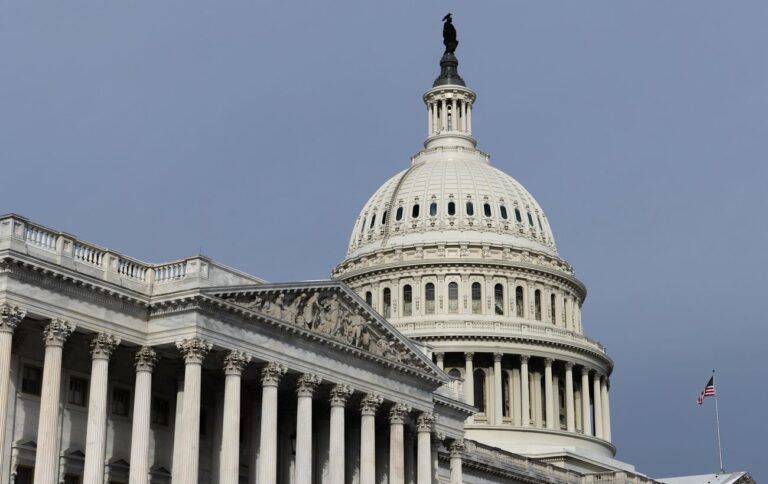 Чоловік зі зброєю та луком приїхав до Капітолію в США – його затримали