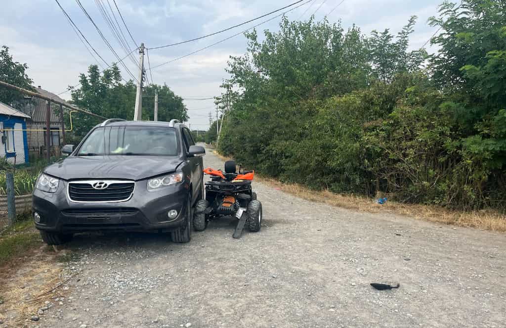 діти на квадроциклі в’їхали в автомобіль