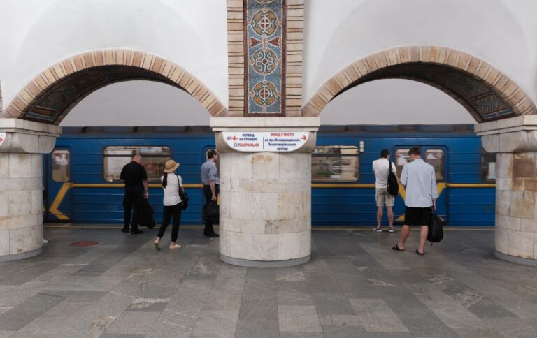Скандал в метро Києва – жінку вдарили за проросійські гасла