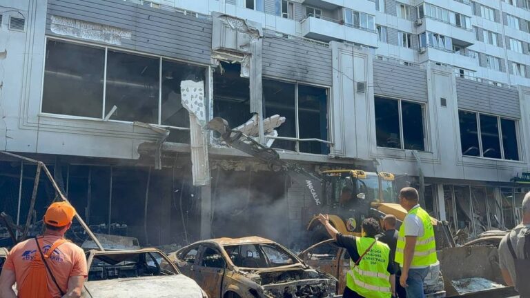 Атака дронами по Одесі: постраждали житлові будинки