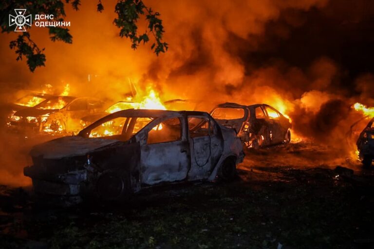 Нічний удар по Одесі: у двох районах спалахнули пожежі