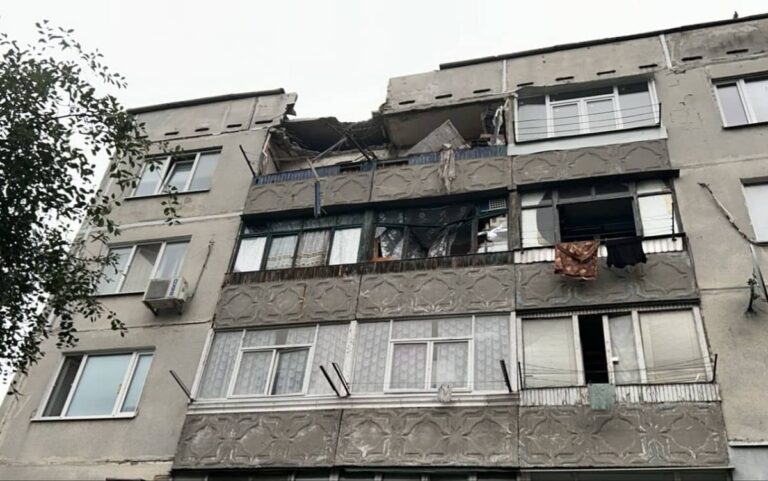 атаки українських міст, запеклі бої на фронті, втрати ворога