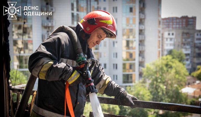 ДСНС ліквідувала пожежу у багатоповерхівці в Одесі