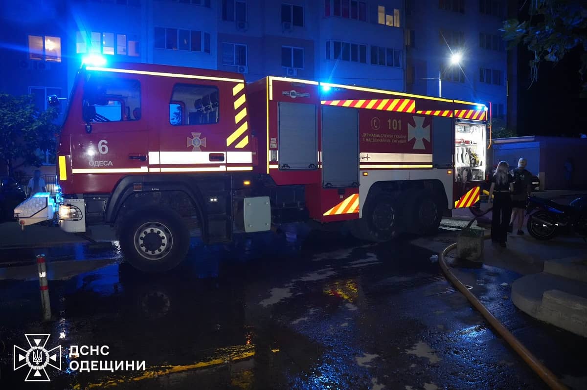 Два пожара в Одессе и Лиманке – эвакуация людей и спасение животных