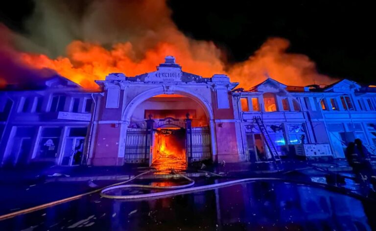 Легендарний Привоз під ударом: рятувальники показали руйнування