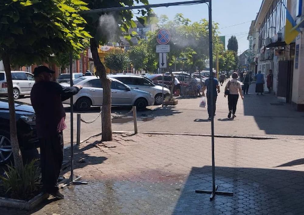 У Балті встановили водяну рамку для охолодження у спеку