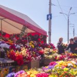 Штучні квіти на цвинтар приносити не можна – чим вони небезпечні