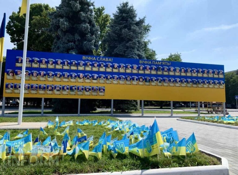 На площі Ізмаїла встановили портрети полеглих Героїв