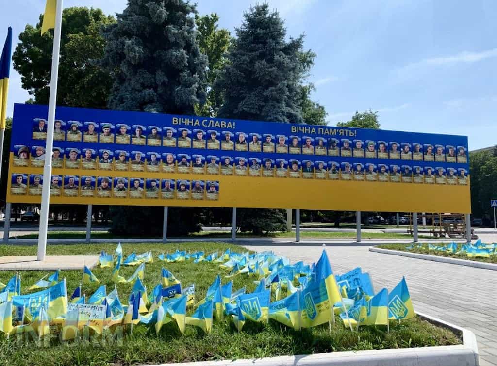 На площі Ізмаїла встановили портрети полеглих Героїв