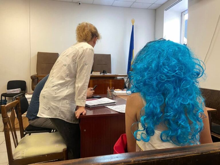 Інцидент із російським прапором в Одесі: суд визнав жінку неосудною
