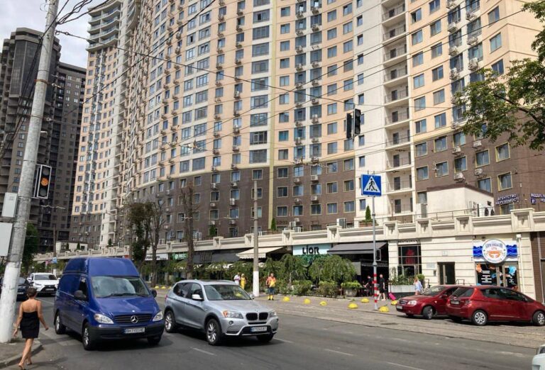 В Одесі на перехресті Генуезького та Курортного провулку встановили новий світлофор