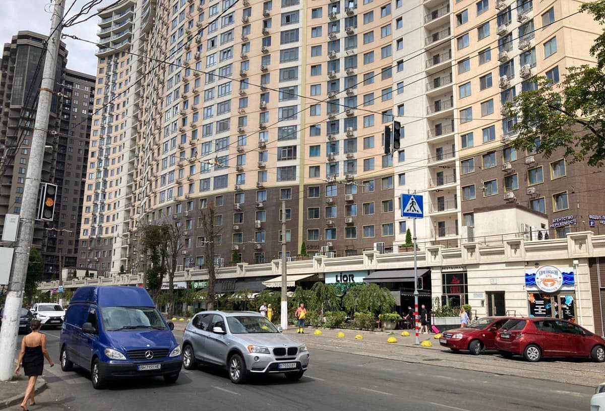 В Одесі на перехресті Генуезького та Курортного провулку встановили новий світлофор