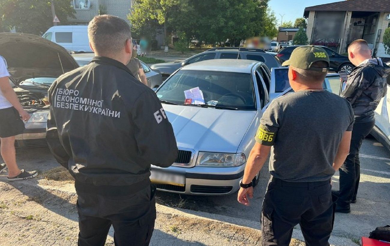 На Львівщині накрили схему контрабанди авто як для ЗСУ – фото