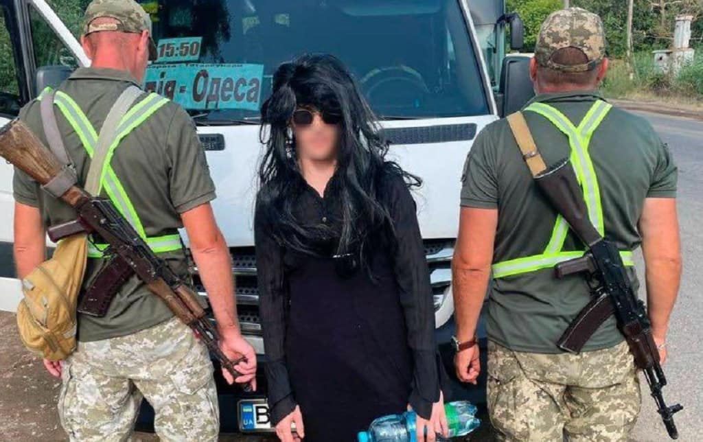 На Одещині чоловік в образі жінки намагався перетнути кордон
