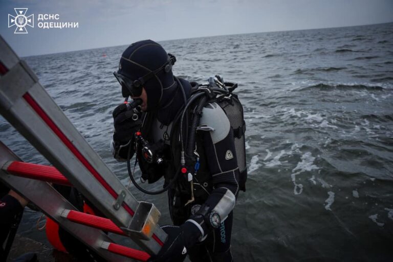Пошуки підлітка, який зник у морі під Одесою, призупинено