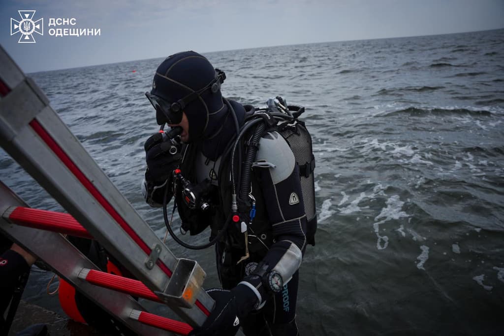 Пошуки підлітка, який зник у морі під Одесою, призупинено