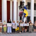 «Гроші на ЗСУ»: одесити у спеку вийшли на акцію, нагадуючи про важливість підтримки армії