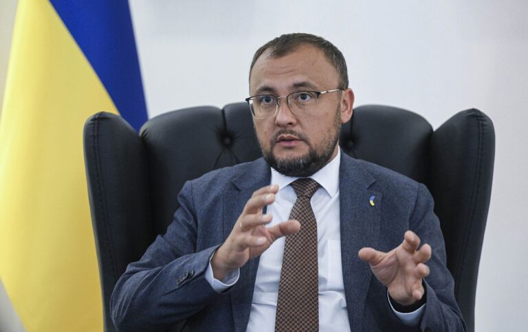 Посольство України звернулося до українців у Польщі щодо вето Навроцького на соцвиплати