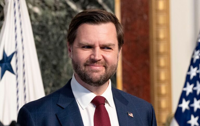 Джей Ді Венс наказав підняти рівень води в річці для своєї сімейної прогулянки