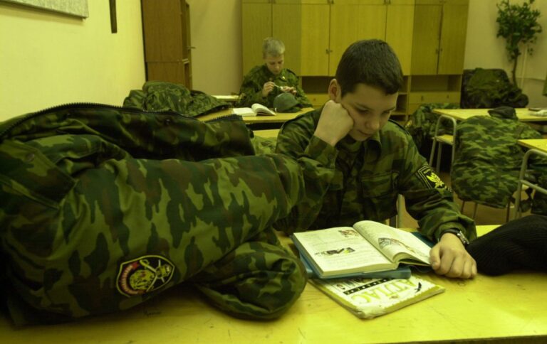 Дітей з окупованої Луганської області навчають бути снайперами
