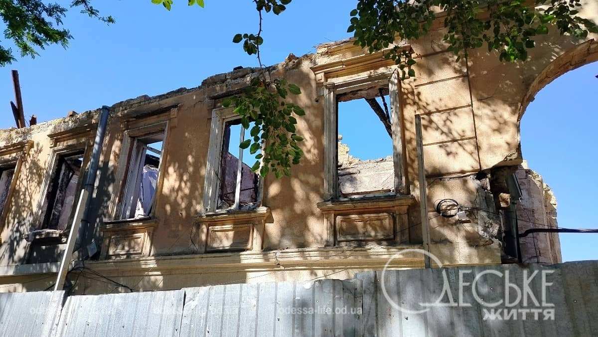 У центрі Одеси демонтують будинок, пошкоджений російським обстрілом