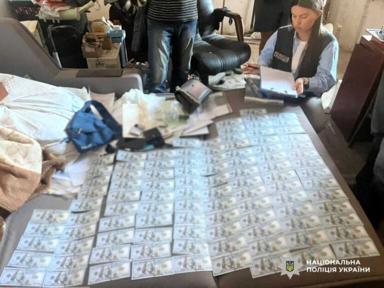 В Одесі офіцер військкомату впійманий на хабарі 10 тисяч доларів