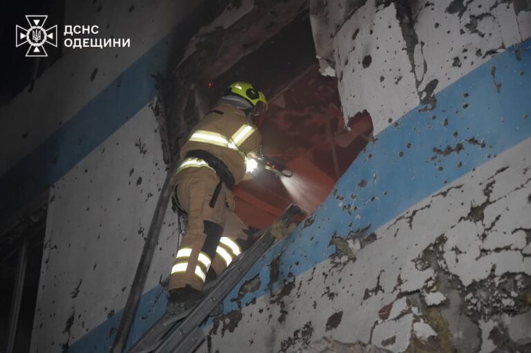 Масштабні пожежі на Одещині: рятувальники показали наслідки нічної атаки