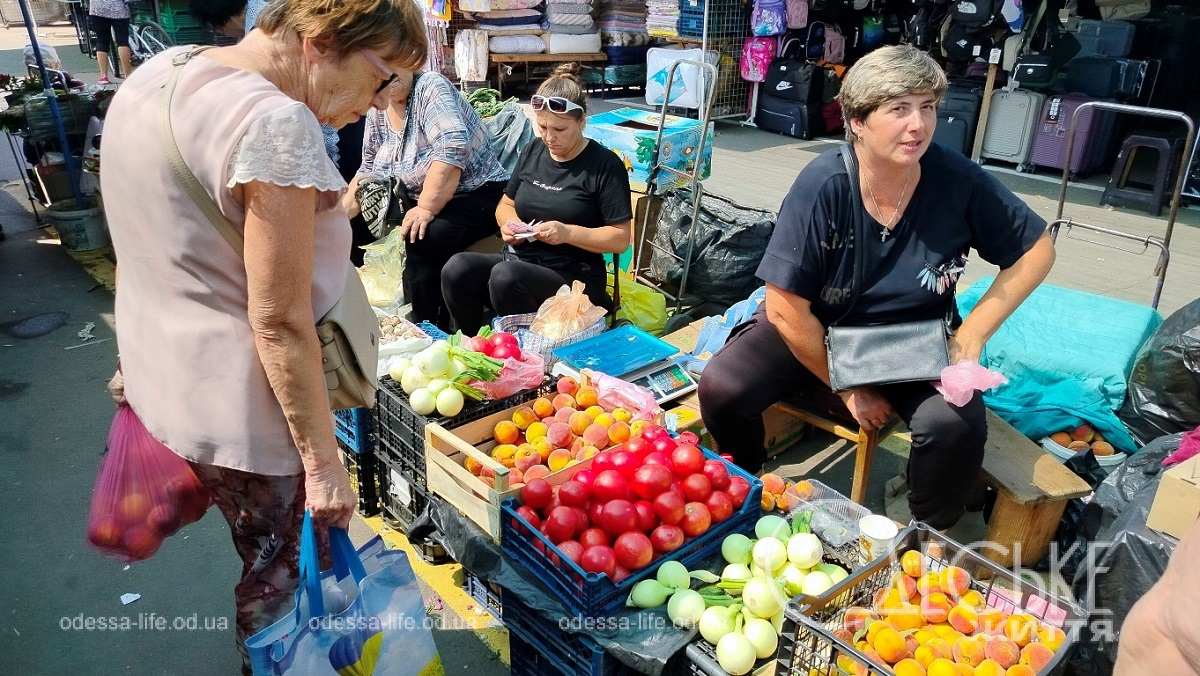 Ціни на Привозі в серпні: фрукти, овочі, м’ясо і трохи одеського гумору