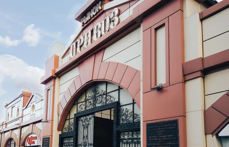 В Одесі з фасаду «Привозу» демонтували російськомовні вивіски