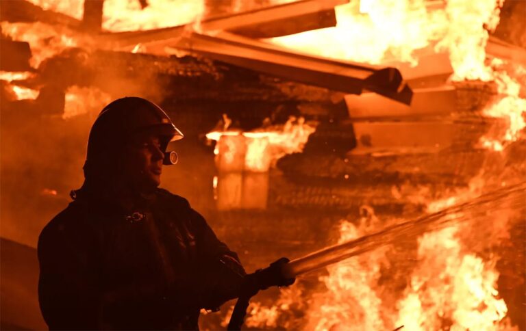 Єнакієве атакували дрони 14 серпня – у місті вибухи та пожежа