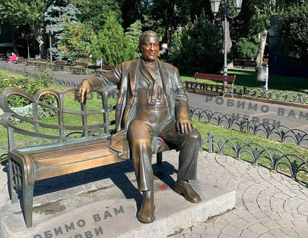 Пам’ятник Леоніду Утьосову в Одесі забруднили червоною фарбою