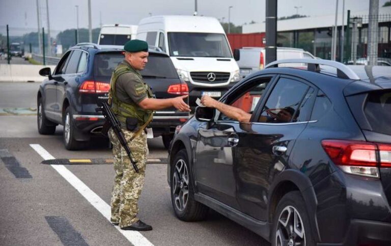 Уряд дозволив виїзд українським чоловікам до 22 років за кордон