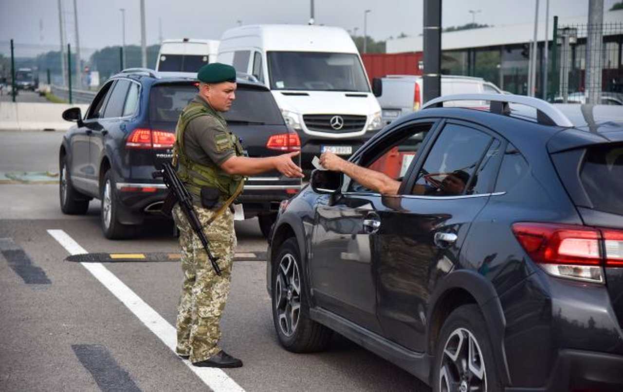 Уряд дозволив виїзд українським чоловікам до 22 років за кордон