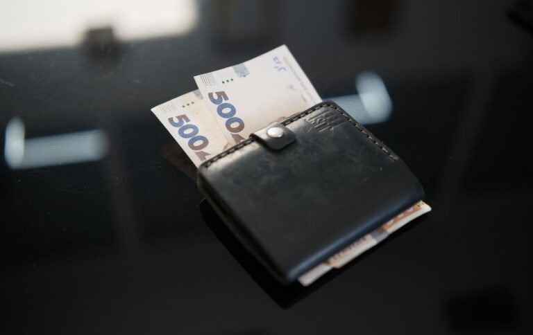 Грошова допомога для малозабезпечених в Україні – як оформити та скільки отримують у 2025 році