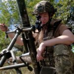 Понад половина українців готова стати на захист Батьківщини з озброєнням у руках