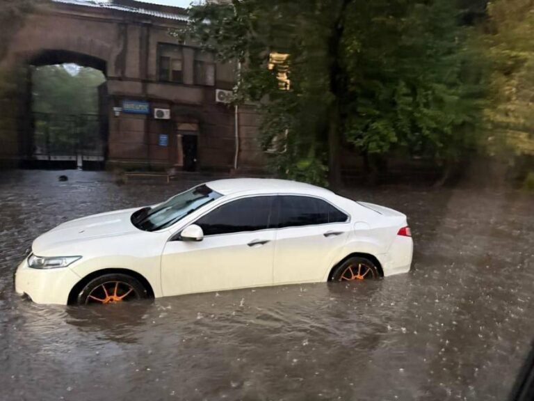 В Одещині повінь: понад 230 врятованих, десятки автомобілів вилучено з води.