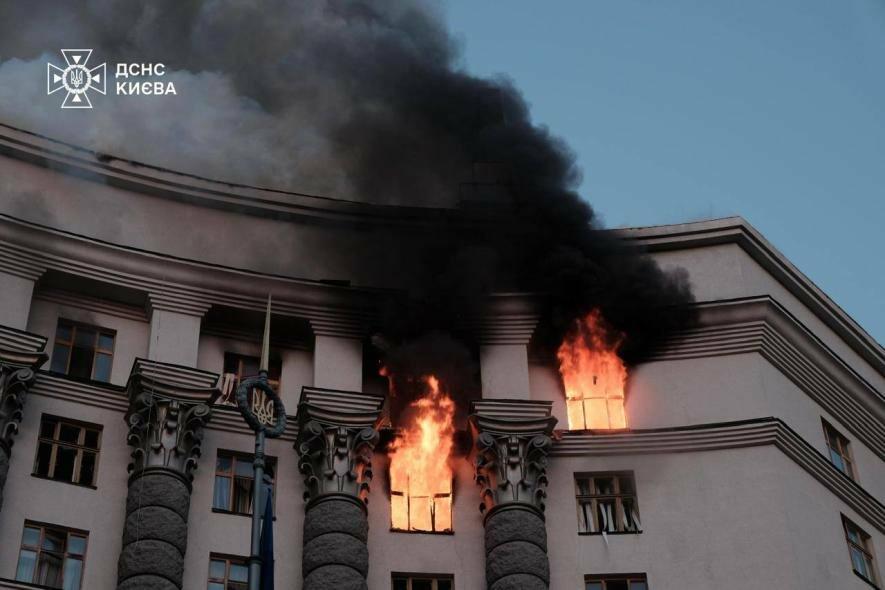 Дрон вдарив по житловому будинку в Одесі, у столиці – жертви та вогонь в урядовій будівлі – ФОТО