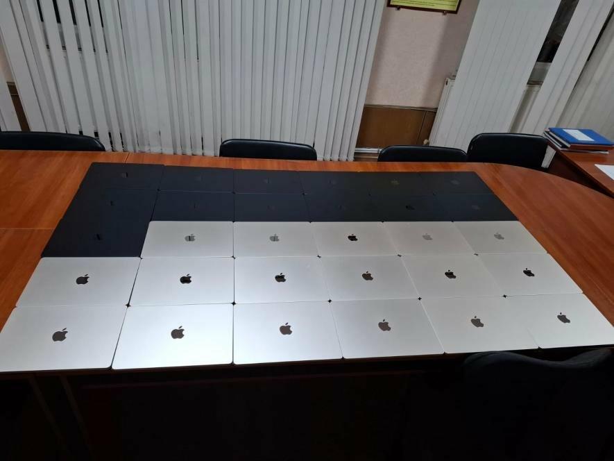 Тридцять MacBook у рейсовому автобусі: одеські прикордонники виявили ‘яблучний урожай’ – ФОТО, ВІДЕО