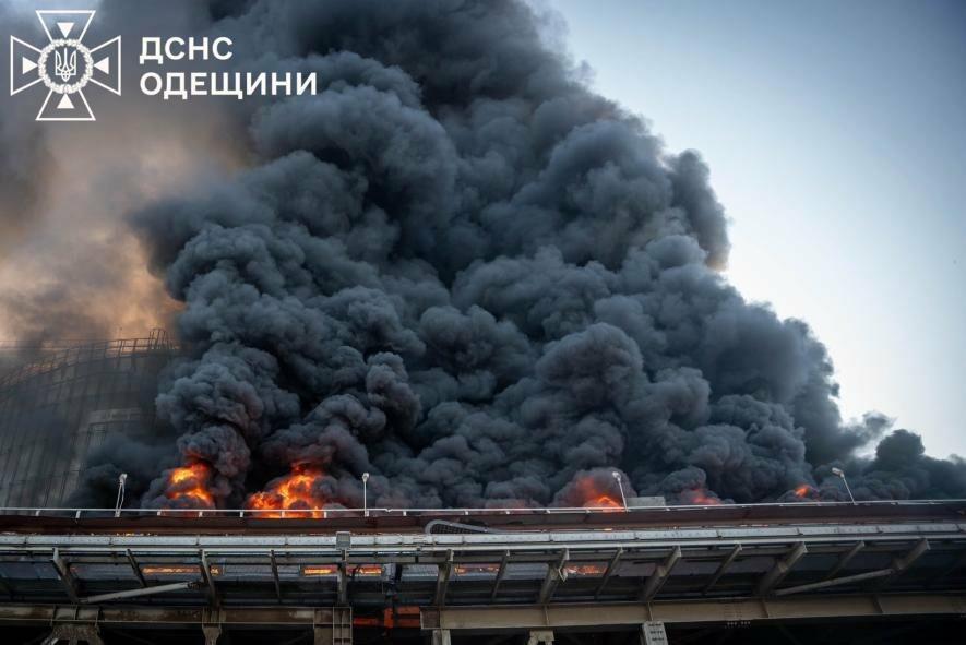 В Одеському порту спалахнула величезна пожежа: для ліквідації залучили понад 70 рятувальників і волонтерів – ФОТО, ВІДЕО