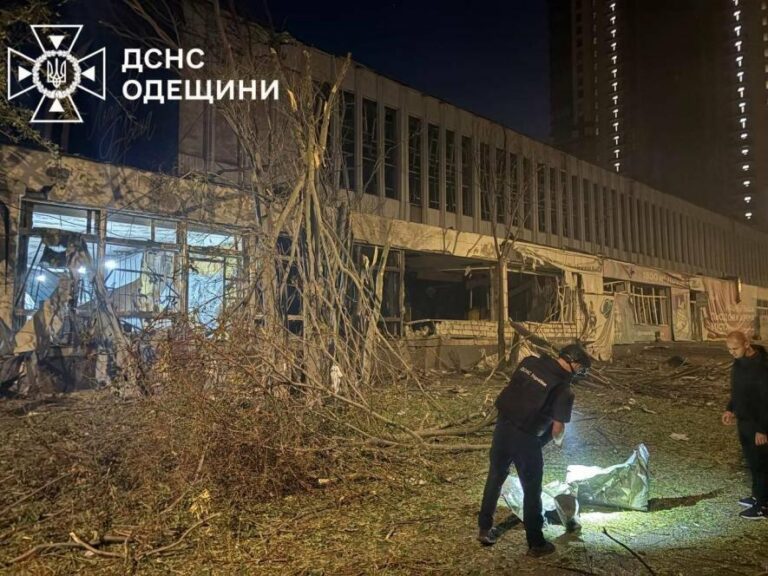 В Одесі внаслідок нічного нападу сталися пожежі у багатоповерхівках, складі та автомобілях: є постраждалі, – ФОТО, ВІДЕО