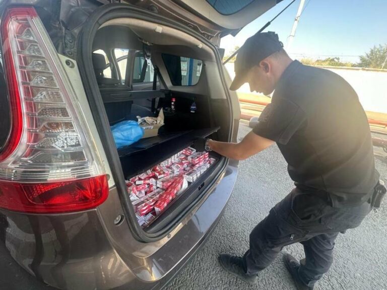 На українському кордоні в Одеській області затримали чоловіка, який приховав в автомобілі вражаючу партію сигарет – ФОТО та ВІДЕО