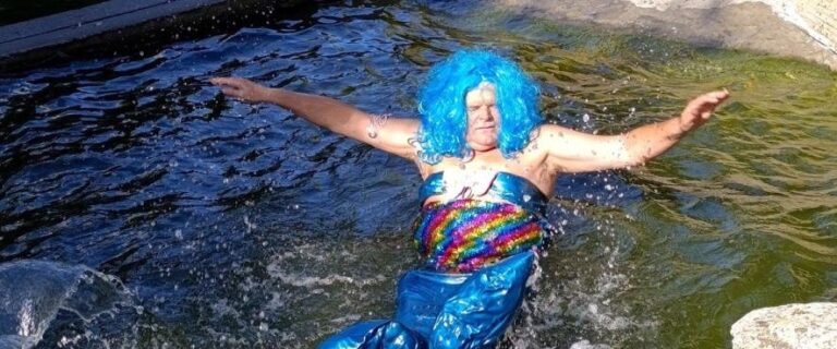 В Одесі директор зоопарку перевтілився у русалку: захоплюючі кадри зі зйомок.