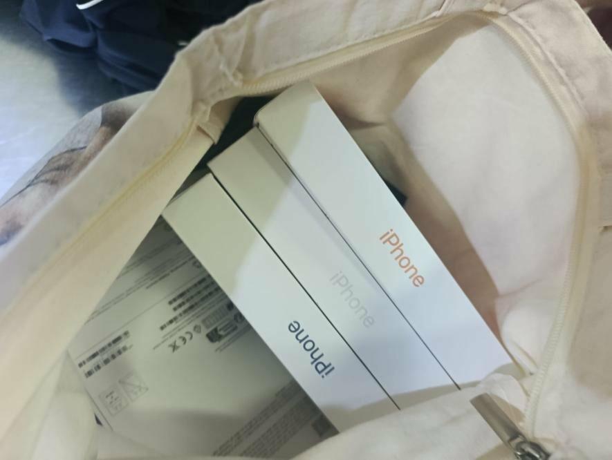 В Одесі митники конфіскували 22 нових iPhone 17, виявлених у рейсовому автобусі.