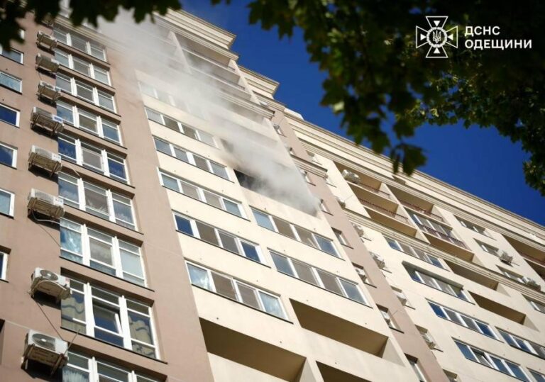 У Одесі рятувальники здійснили героїчну евакуацію дитини і батьків з задимленого житла – ФОТО