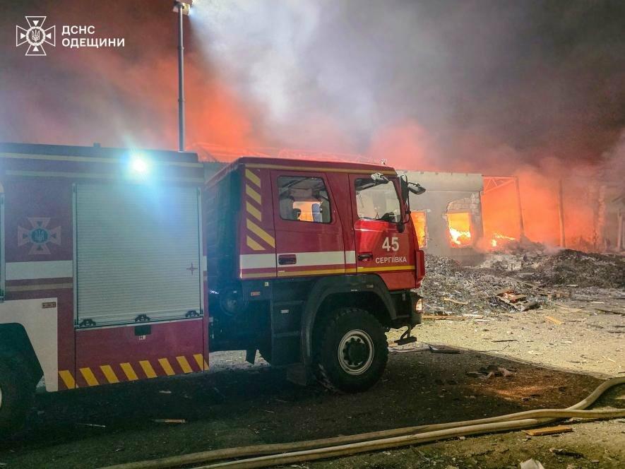 Нічний напад на Одещину: знищені склади винзаводу, десятки рятувальників боролися з полум’ям – ФОТО