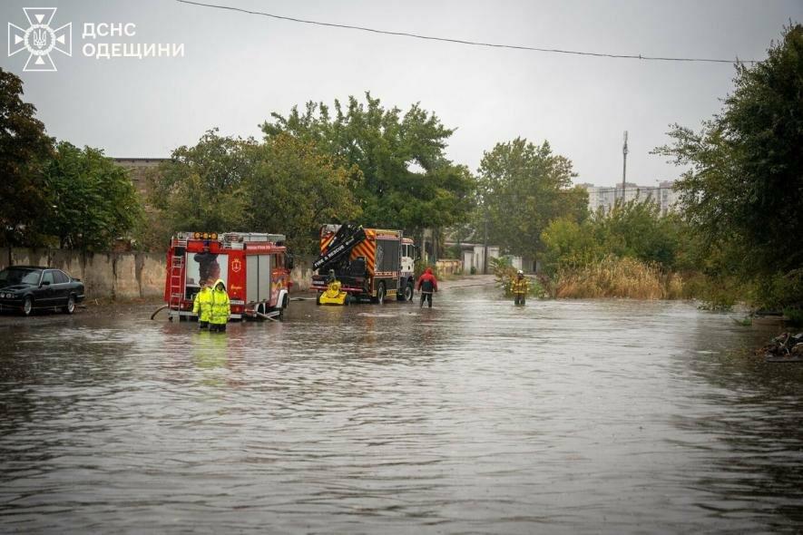 Одеса під загрозою: потужна злива може змусити місто зупинитися, а шторм у морі загострює ситуацію.