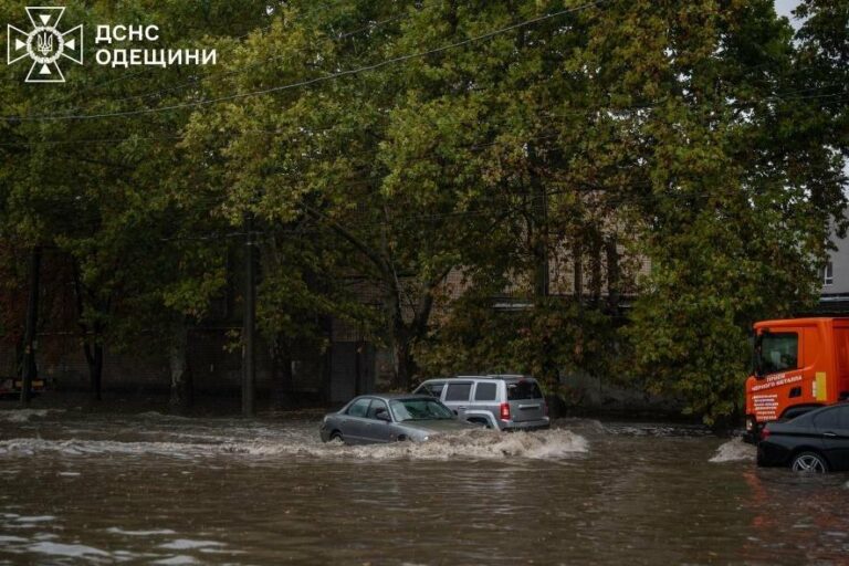 Одещина затоплена: зливи знищили вулиці, житло та автошляхи – ФОТО, ВІДЕО