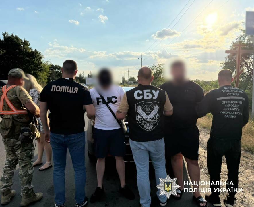 Ховаються в багажнику та їдуть з фальшивими паспортами: на Одещині поліція розкрила три хитрощі для нелегального перетину кордону – ФОТО