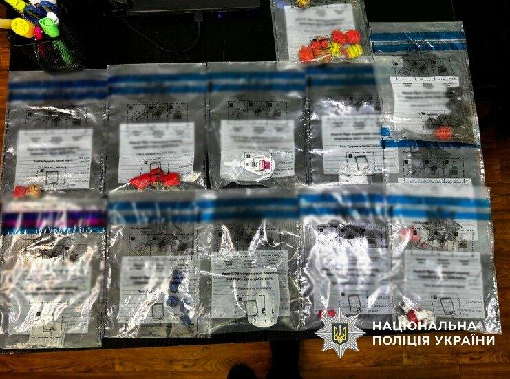 Двоє молодих чоловіків з Одеського району потрапили під слідство за підозрою у розповсюдженні заборонених препаратів.