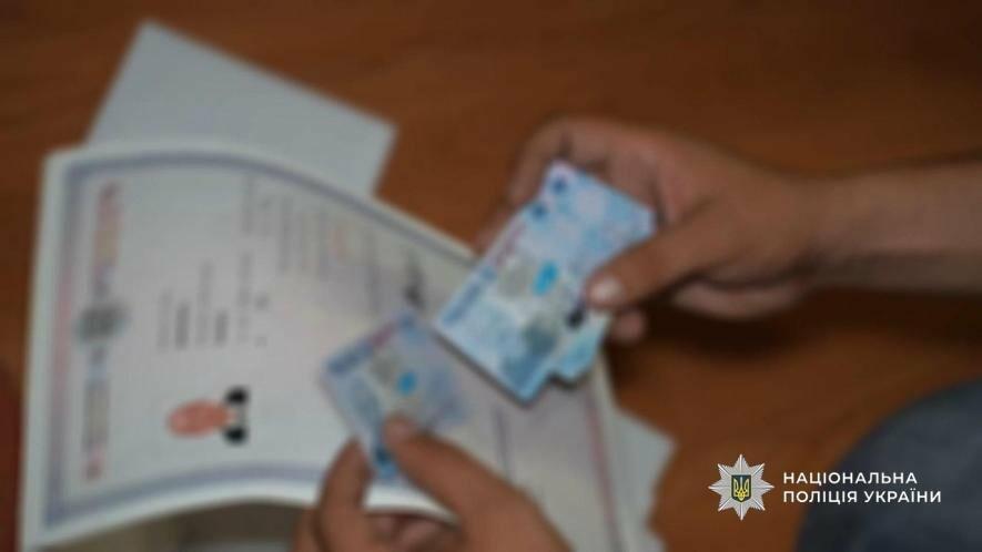 У Одесі затримали майстра фальшивих паспортів та документів — ФОТО